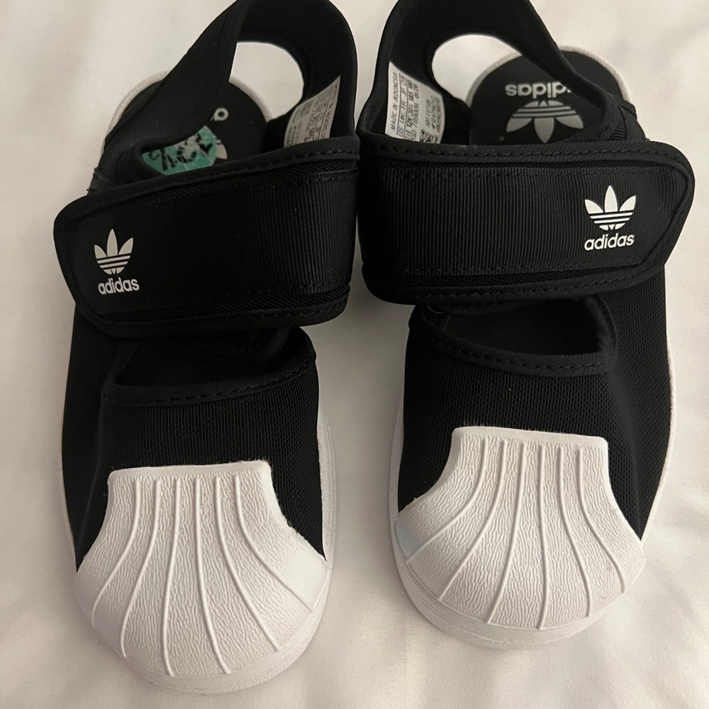 Girls Adidas sandal. - Picture 7 of 7